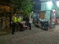 Polsek Kenjeran Pantau Keamanan di Pemukiman Dengan Patroli Malam