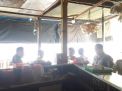Babinkamtibmas Polsek Semampir Sosialisasi SPKT Door To Door Ke Pengunjung Warung