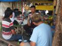 Babinkamtibmas Bongkaran Sambang Pengunjung Warung, Titip Pesan Anti Hoax