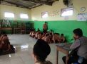 Cegah Tawuran, Babinkamtibmas Asemrowo Sampaikan Penyuluhan ke Sekolah