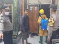 Polsek Asemrowo Kawal Penyemprotan Antiseptic di Pemukiman Genting Kalianak
