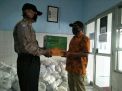Babinkamtibmas Nyamplungan Bagikan Bingkisan Lebaran Dari Kapolres Tanjung Perak Ke Anggota Linmas