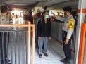 Polsek Pabean Cantikan Cek Suhu Badan Penumpang Kereta Api di Stasiun Surabaya Kota