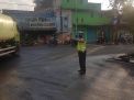 Bantu Keberangkatan Pekerja, Unit Lantas Polsek Krembangan Lakukan Pengaturan
