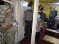 Polsek Kenjeran Bareng Instansi Samping Bagikan Masker Gratis Ke Pengunjung Warkop