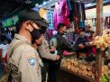 Polsek Asemrowo Bagikan Masker Gratis Ke Pengunjung Pasar Bersama Bonek