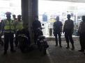 Patroli Malam di Mini Market, Personil Polsek Asemrowo Sampaikan Waspada Uang Palsu