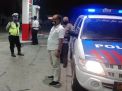 Polsek Asemrowo Sampaikan Waspada Uang Palsu Dalam Kegiatan Patroli di SPBU