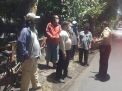 Babinkamtibmas Krembangan Utara Sampaikan Himbauan Patuh Prokes Kepada Warga Yang Sedang Memancing di Sungai Kalimas