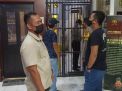 Polsek Asemrowo Cek Rutin Ruang Tahanan Malam Hari, Antisipasi Barang Terlarang