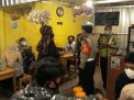 Polsek Asemrowo Gelar Operasi Pemberlakuan Jam Malam Bersama Linmas