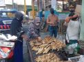 Wakapolsek Kenjeran Pimpin Operasi Masker di Pasar Ikan Asap Jalan Kejawan Lor