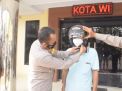 Pengendara Motor Yang Menggunakan Helm Magic Com Dibina Kapolres Pasuruan Kota