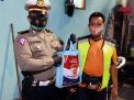 Ditlantas Polda Jatim Bagikan Bansos Bagi Masyarakat Terdampak PPKM