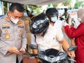 Kapolres Pelabuhan Tanjung Perak Pantau Pelaksanaan Vaksinasi Drive thru dan sosialisasi peduli lindungi di depan Mapolres