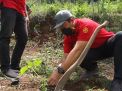 Cegah longsor : PolresJember Bersama Eks Napiter Dan Kades Panduman Tanam Pohon Dan Sosialisasi Rumput Vertiver