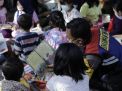 Bripka Sugeng Pendiri Taman bacaan bagi anak anak di Kelurahan  Binaannya
