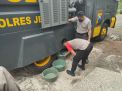 Water Canon Milik Polres Jember Diserbu Warga Terdampak Banjir Semboro