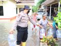 Peduli Bencana Alam, Polres Jember Distribusian Air Bersih Kepada Warga Terdampak Banjir Gunakan Truk Water Canon