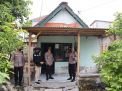 Bhabinkamtibmas Polresta Mojokerto Bedah rumah Mbah Siti Badriah yang dari Tirai Bambu