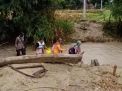 Perjuangan Bripka Suyono Bersama Petugas Vaksinasi di Bojonegoro, Seberangi Sungai Untuk Herd Immunity