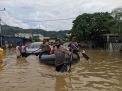 PERSONEL GABUNGAN TNI-POLRI DAN BASARNAS SERTA INSTANSI TERKAIT DIKERAHKAN MEMBANTU EVAKUASI KORBAN BENCANA BANJIR DAN TANAH LONGSOR
