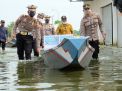 POLANTAS PEDULI, Gunakan Perahu Bagikan Sembako Kepada Warga Terdampak Dan Terisolir Akibat Banjir