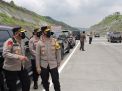 Kapolda Jatim Mengecek Lokasi Tanah Longsor di Tol Pandaan - Malang