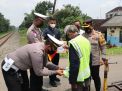 Polres Blitar Kota Peduli Supeltas Penjaga Perlintasan Kereta Api Tanpa Palang Pintu