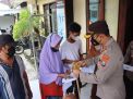Dari Berbagi Sembako Hingga Gendong Lansia, Kontribusi Polres Ngawi Ingin Mengakhiri Pandemi