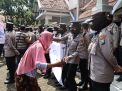 Polwan Polres Probolinggo Sigap Bantu Warga Lansia Saat Aksi Unjuk Rasa di Probolinggo