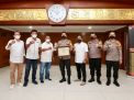 Kapolda Jatim Irjen Nico Menerima Penganugrahan PWI Jatim Award Kategori Tokoh Daerah Bidang Public Health Leaders