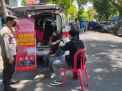 Berbagi Bunga Hingga Vaksinasi Mahasiswa, Polisi Kawal Aksi Damai BEM di Banyuwangi