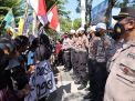 Pasukan Asmaul Husna Polres Probolinggo Dinginkan Aksi Demo BEM dan HMI Probolinggo Raya