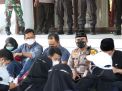 Nuansa Islami Pengamanan Aksi Mahasiswa, Petugas Polres Nganjuk Pakai Peci Tanpa Tongkat dan Tameng