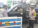 Kabag Ops Polres Tanjung Perak Pimpin Pembagian Masker di Perempatan Mbah Ratu