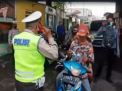 Polsek Asemrowo Lakukan Patroli 3 Pilar Dalam Rangka PPKM di Sekitar Kelurahan Asemrowo
