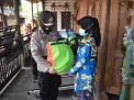 Jelang Hari Jadi Ke-73, Polwan Polres Bangkalan Salurkan 250 Paket Sembako Untuk Pelaku UMKM Batik