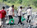 Seberangi Sungai Lahar Dingin Semeru, Kapolres Lumajang Salurkan Bansos Untuk Warga Terisolir