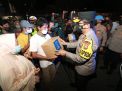 Kapolda Jatim Bagikan Bansos dan Ajak Masyarakat Satu Pemikiran