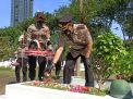 Momentum Hari Bhayangkara ke-75, Kapolda Jatim Ziarah ke TMP 10 November Surabaya