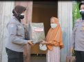 Bagi Bagi Sembako Kepada Warga, Polwan Polres Bangkalan Terus Berbagi di Tengah Pandemi