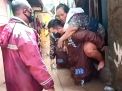 Kisah Heroik Kapolsek Mengevakuasi Korban Banjir, Digendong hingga Didorong Gerobak