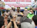 Kapolres Jombang Salurkan Bansos Kepada Komunitas Ojek Online