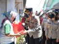 Kapolresta Sidoarjo Bagikan Bansos Sembako dan Bendera Merah Putih di Kampung Nelayan