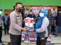Kapolres Jombang Salurkan Ratusan paket Sembako Kepada Buruh dan Pekerja Seni Tradisional