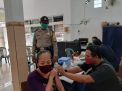 BERSAMA 3 PILAR, POLSEK KREMBANGAN PANTAU PELAKSANAAN VAKSINASI DI TAMBAK GRINGSING