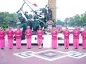 MEMPERINGATI HKGB KE-69, BHAYANGKARI CABANG PELABUHAN TANJUNG PERAK  GELAR DOA BERSAMA DAN TABUR BUNGA DI MAKAM TAMAN PAHLAWAN KOTA SURABAYA