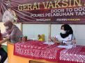 POLISI DI HARI LIBUR, MASIH MELAYANI HOME CARE VAKSIN DI POLSEK PABEAN CANTIKAN
