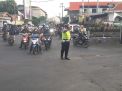 BANTU KEPULANGAN PEKERJA DENGAN SELAMAT, UNIT LANTAS POLSEK ASEMROWO URAI KEMACETAN LALU LINTAS SORE